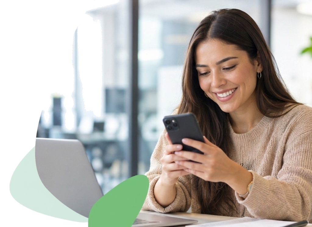 Colaboradora utilizando Prestymás en su smartphone